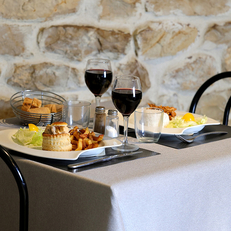 Lou Clapas Milhaud : table dressée du restaurant avec plat fait maison (® SAAM- fabrice CHORT)