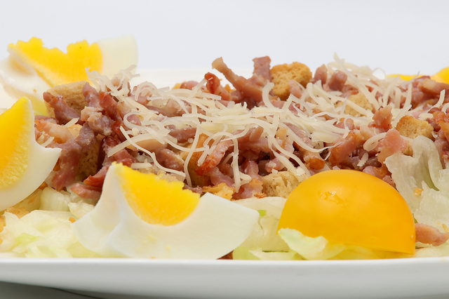 Salade lyonnaise - Restaurant Lou Clapas Milhaud