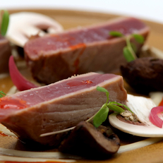 Thon rouge mi-cuit accompagné de champignons et de légumes, une assiette proposée au restaurant L'Oiseau à Vauvert. (® SAAM- fabrice CHORT)