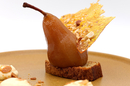 Poire pochée sur biscuit avec tuile croustillante et éclats de fruits secs au restaurant L'Oiseau à Vauvert. (® SAAM-fabrice CHORT)