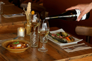 Deux assiettes de cuisine maison et service d'un verre de vin blanc au restaurant L'Oiseau à Vauvert. (® SAAM-fabrice CHORT)