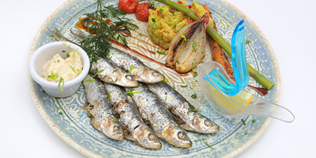 Assiette de poissons présentée dans un restaurant de poissons et fruits de mer (® SAAM- fabrice CHORT)
