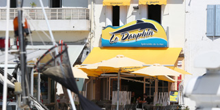 Le restaurant le Dauphin Grau du Roi Restaurant de poissons et spécialités de la mer à base de produits frais avec une belle terrasse sur les quais.(® SAAM-fabrice Chort) Le restaurant le Dauphin Grau du Roi Restaurant de poissons et spécialités de la mer à base de produits frais avec une belle terrasse sur les quais.(® SAAM-fabrice Chort)